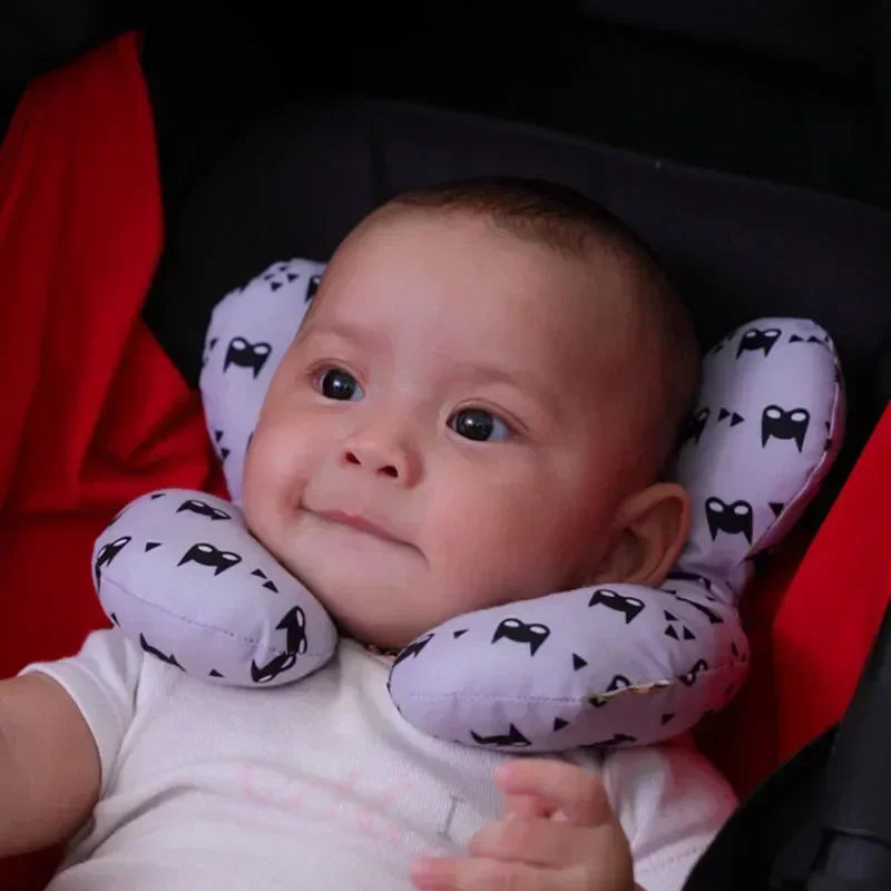 Baby using the neck support pillow