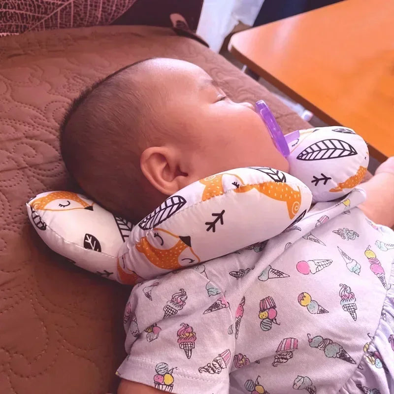 Baby resting with the neck support pillow